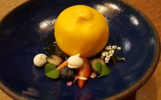 Incrível tartelete de limão yuzu com merengue e frutas frescas!