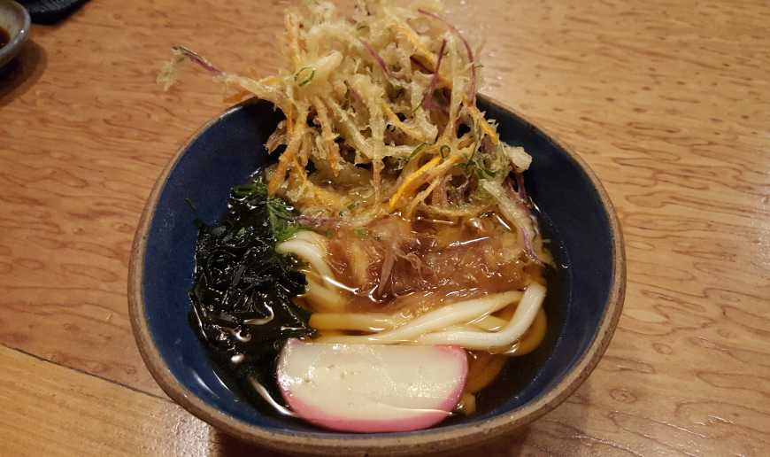 Udon com tempura de legumes