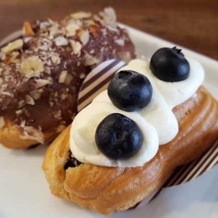 Éclair de avelã e blueberry