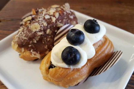 Éclair de avelã e blueberry