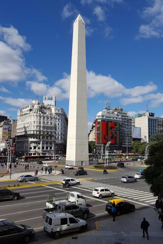 Obelisco entre o cruzamento das avenidas 9 de Julio e Corrientes
