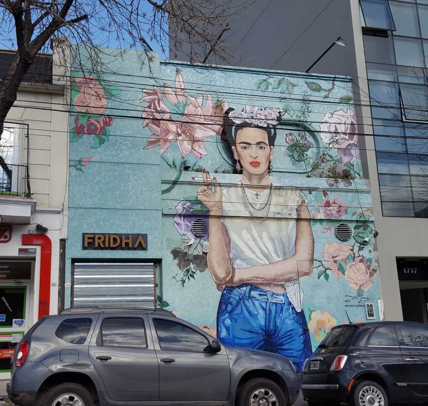 Lindo mural de Frida Kahlo na Avenida Dorrego em Buenos Aires