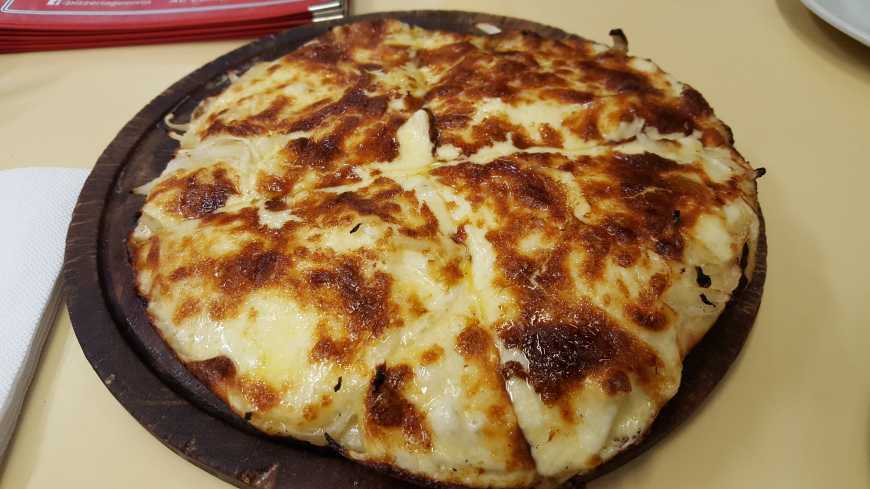 Tradicional pizza de fugaza con muzzarella da Guerrín
