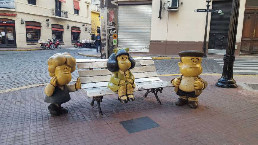 O gracioso banquinho da Mafalda e seus amigos em Buenos Aires!
