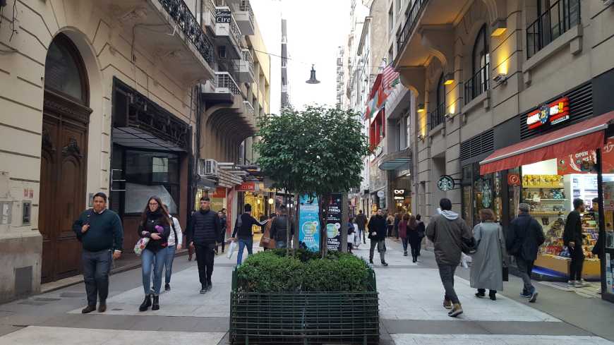 Movimentada Calle Florida, famosa rua de Buenos Aires