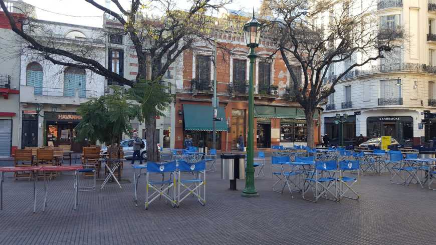 Plaza Dorrego cercada de cafés, restaurantes e bares