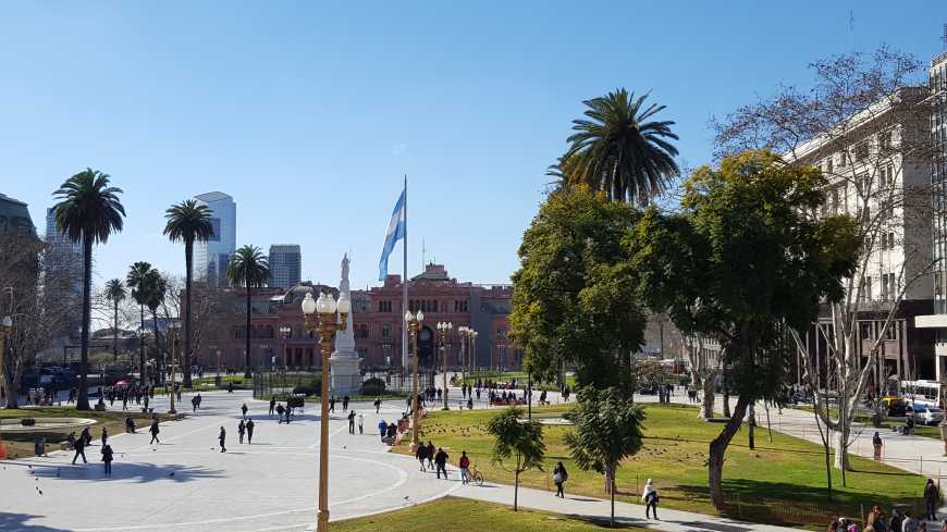 Plaza de Mayo frente à imponente Casa Rosada