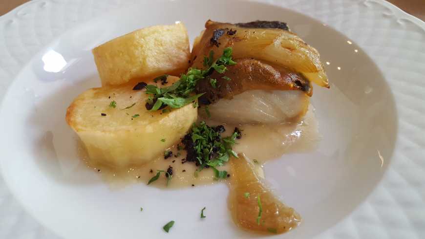 Quarta porção: bacalhau ao forno com cebolas douradas e batatas assadas