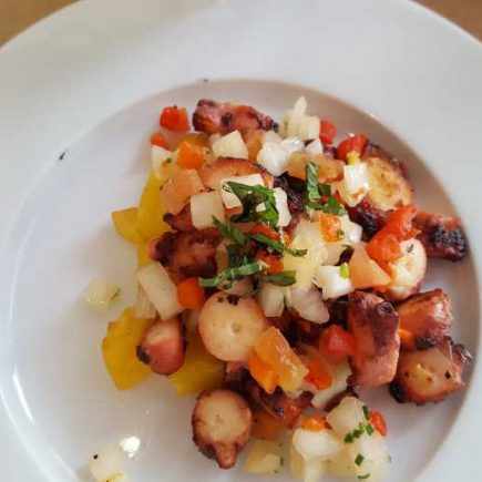 Terceira porção: polvo com salada de mandioquinha, vinagrete e hortelã. Fabuloso!