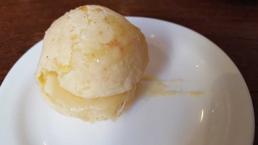 Pão de queijo recheado com queijo de ovelha da Serra da Estrela