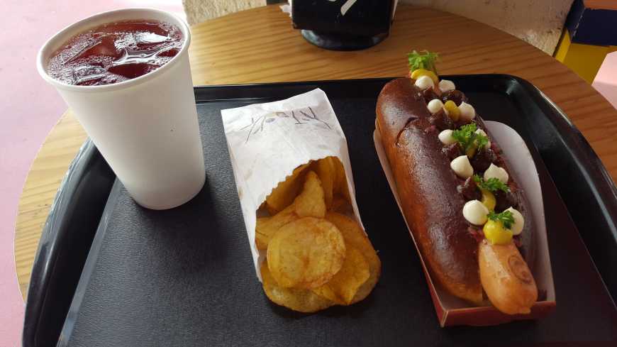 Combo: hot pork (salsicha criada pelo chef Jefferson Rueda) + batatas crocantes + refresco da casa