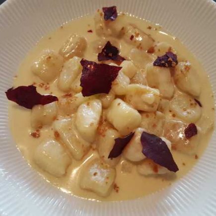 Gnocchi de batata dourado na manteiga de búfala, com fonduta de queijo Piá e pêra em conserva