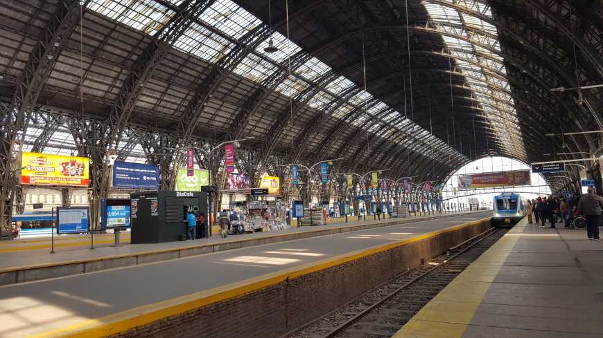 Trem com destino a Tigre partindo da plataforma 1 da estação Retiro