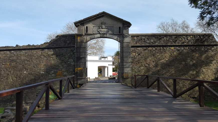 Comece a explorar o bairro histórico de Colonia del Sacramento pelo Portón de Campo