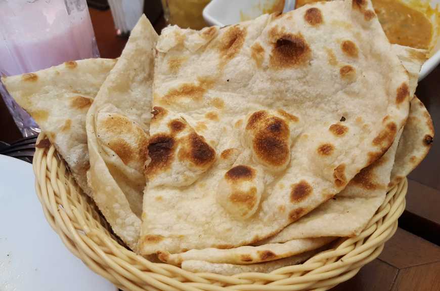 Pão naan para acompanhar os pratos