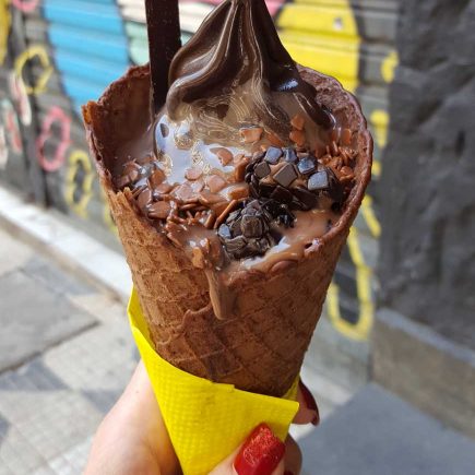 Sobremesa de chocolate com muito brigadeiro e chocolate granulado!