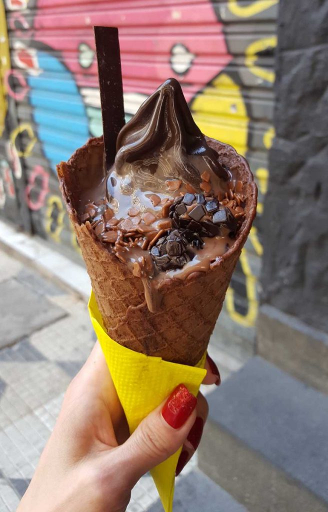 Sobremesa de chocolate com muito brigadeiro e chocolate granulado!