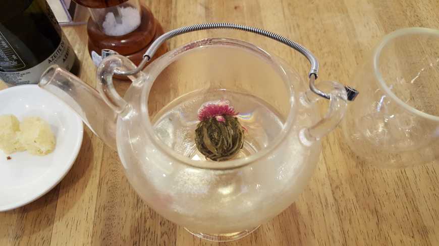 O Flowering Tea começa assim...