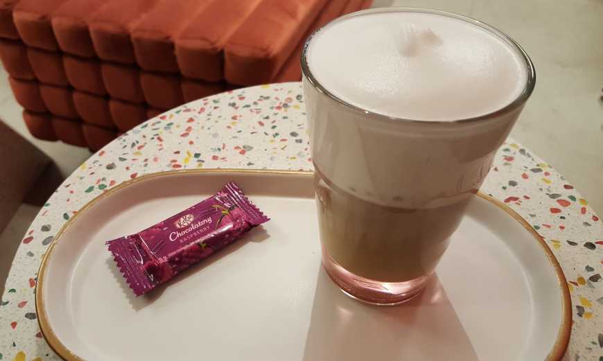 Delicioso Latte Rose Water harmonizado com KitKat Raspberry!