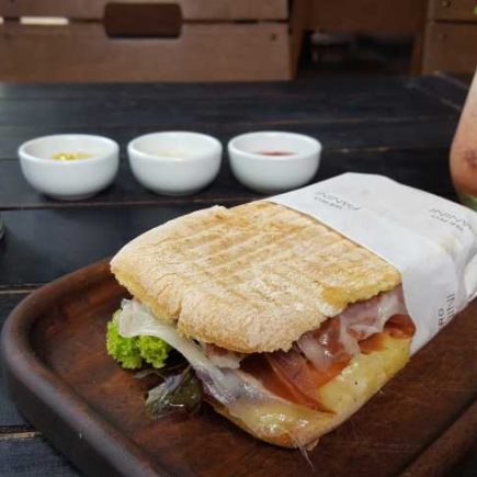 Fabuloso panini de presunto cru acompanhado de batata rústica crocante!