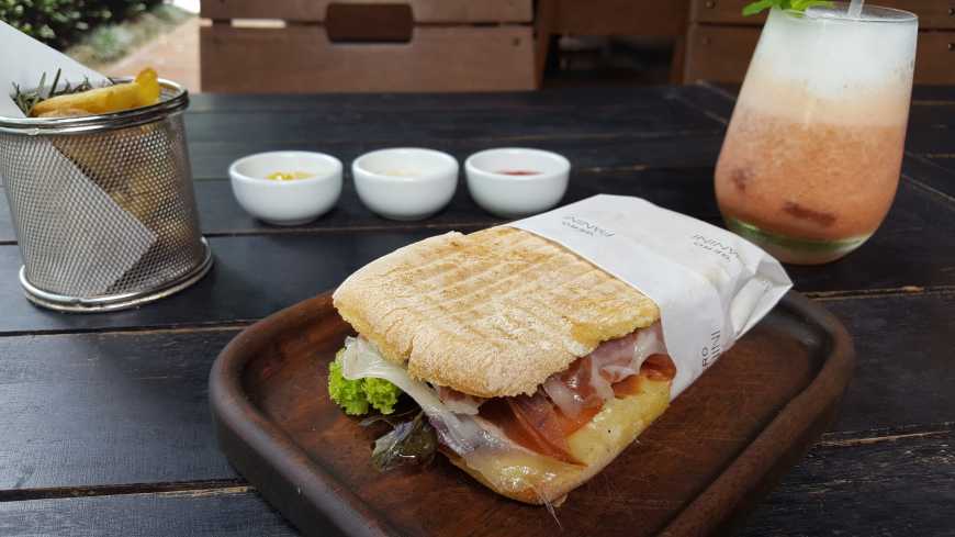 Fabuloso panini de presunto cru acompanhado de batata rústica crocante!