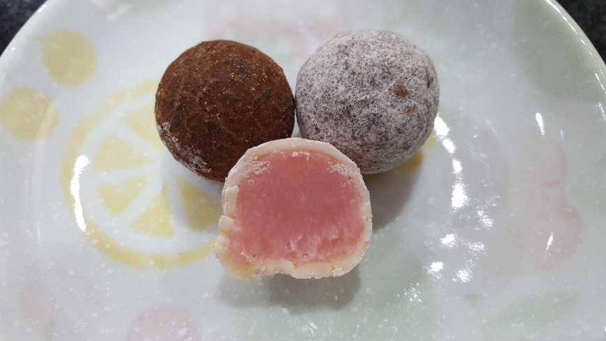 Trufas 70% cacau, champanhe e morango