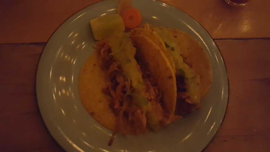 Taco mexicano em dobro! Carnitas: carne de porco desfiada bem temperadinha com creme de avocado!