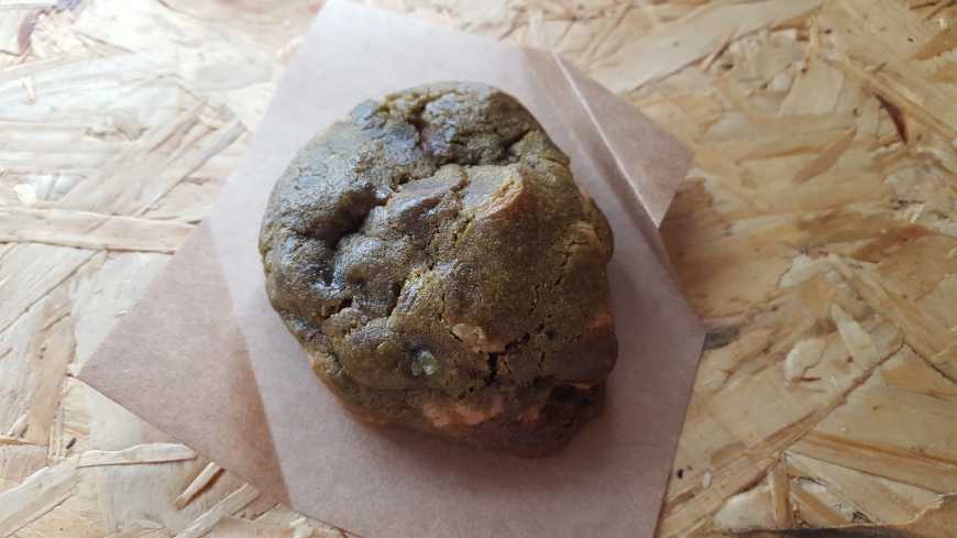 Cookie molhadinho e macio de matcha com gotas de chocolate ruby