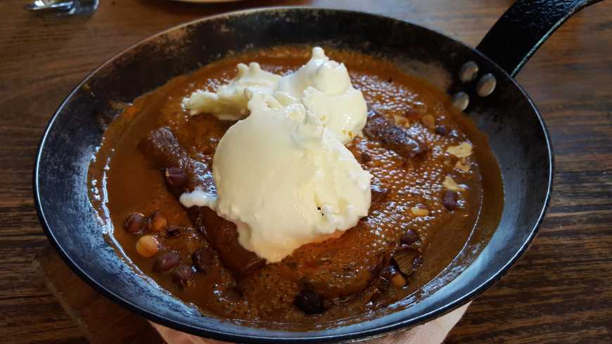 crepe de gianduia servido com sorvete de leite da casa