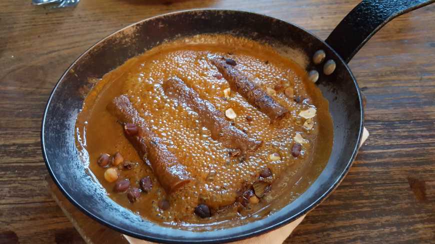 Crepe di Gianduia gratinado no forno a lenha com doce de leite e avelãs, carro-chefe do Giulietta Fogo & Vino