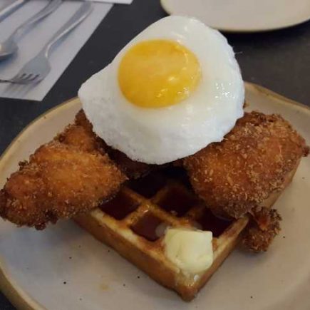 Combinação de sabores salgado, doce e apimentado no famoso Frango e "Ueifel"!