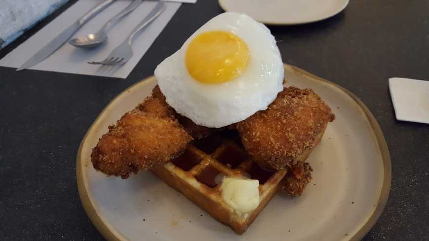 Combinação de sabores salgado, doce e apimentado no famoso Frango e "Ueifel"!