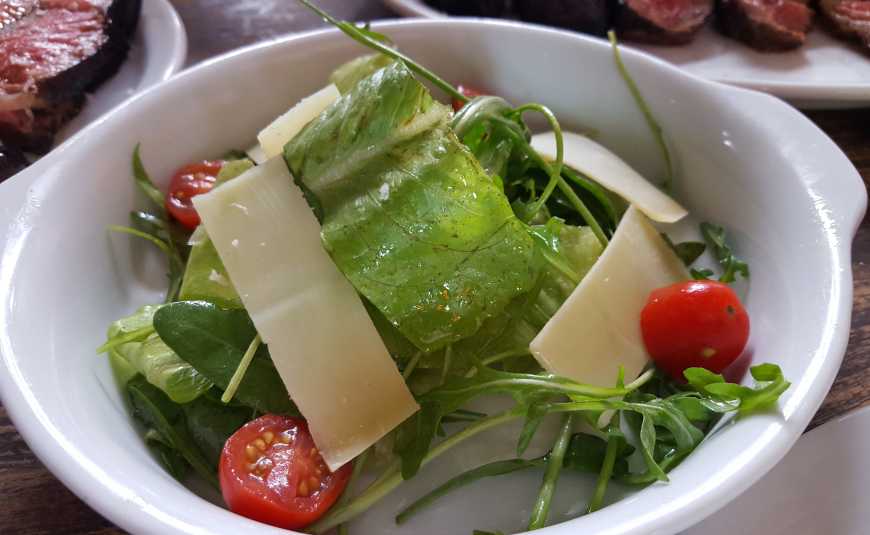 Salada verde com tomatinhos e lascas de parmesão