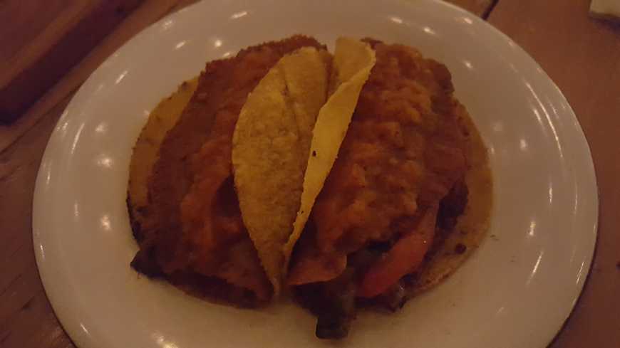 Taco mexicano em dobro! Nopal com queijo e longaniza