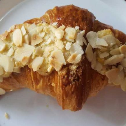 Incrível croissant de amêndoas da Deli Garage!