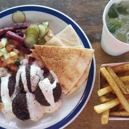 Delicioso almoço do Pitico: falafel no prato com limonada e fritas!