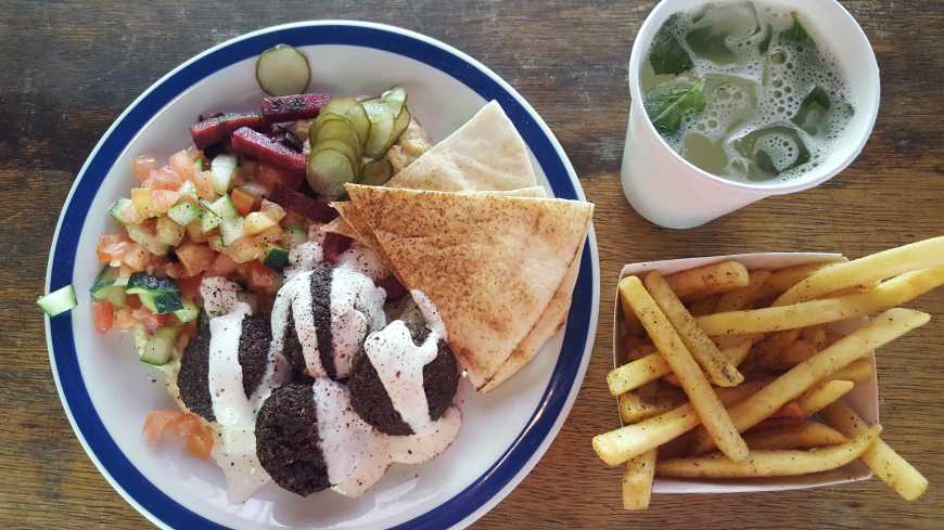 Delicioso almoço do Pitico: falafel no prato com limonada e fritas!