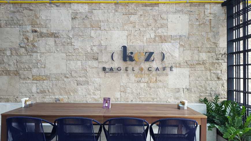 Kez Bagel & Café na movimentada Rua dos Pinheiros