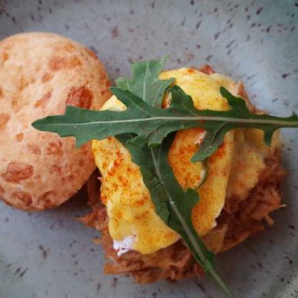 Minêro: pão de queijo, pernil braseado e ovo poché