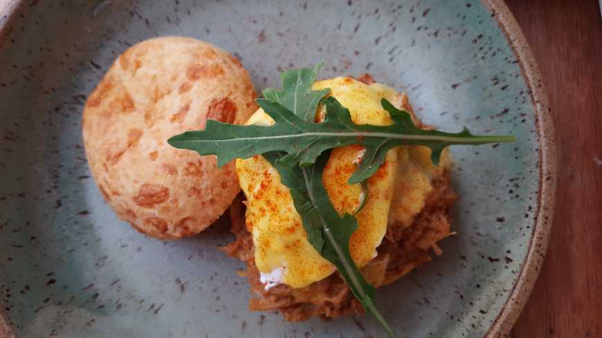 Minêro: pão de queijo, pernil braseado e ovo poché