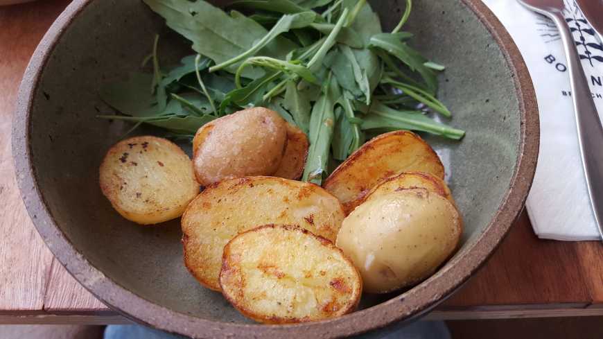 Saladinha de rúcula e deliciosas batatas temperadas