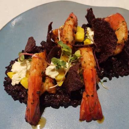 Prato lindo e delicioso de Camarões com Curry Vermelho sobre Arroz Negro do Banana da Terra!