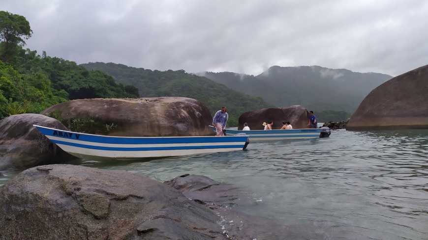 Barquinhos que fazem o trajeto Piscina Natural-Praia do Meio