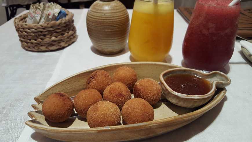 Quem aí resiste a um bolinho de queijo quentinho??