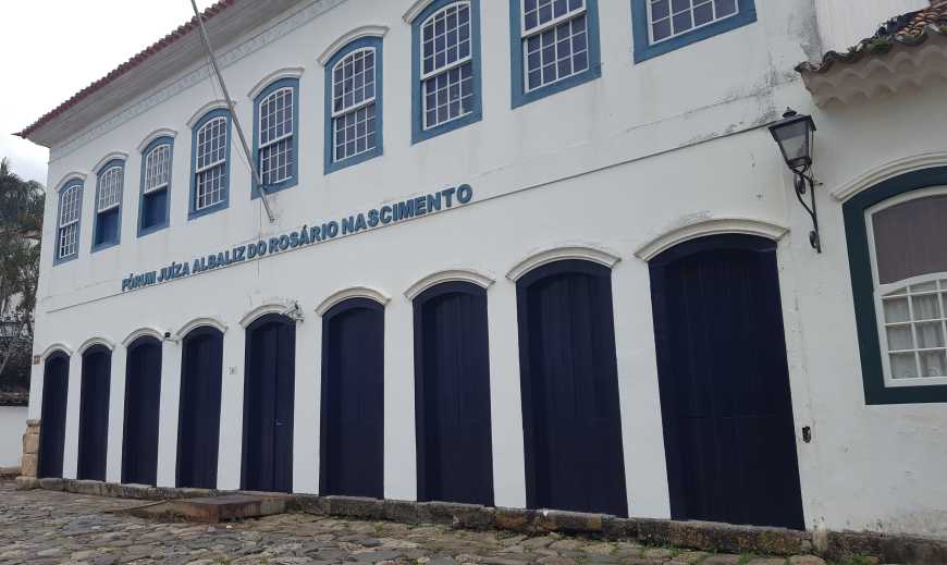 Fórum Municipal de Paraty e suas múltiplas portas azuis