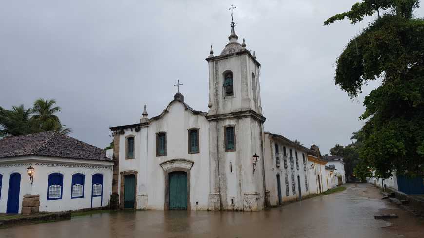 Igreja de Nossa Senhora das Dores ilhada pela chuva forte