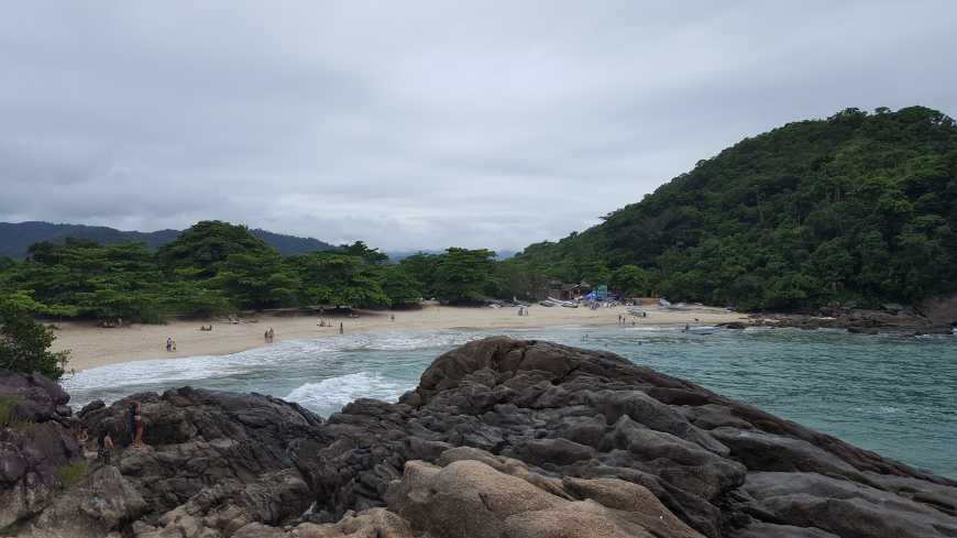 Outro lado da Praia do Meio do alto das pedras