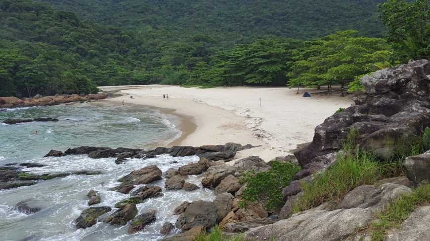 Praia do Meio do alto das pedras