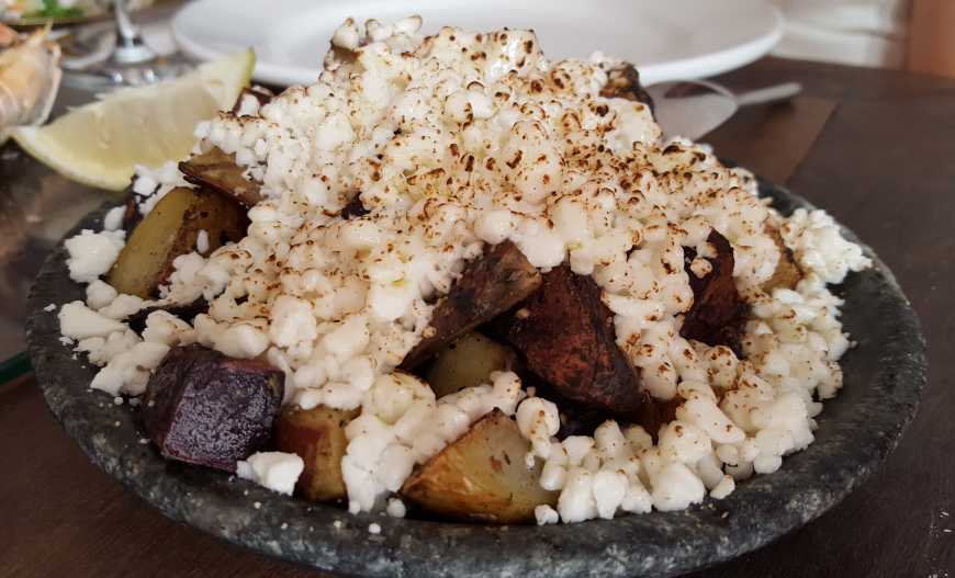 Batatas na brasa com feta, queijo clássico da comida grega