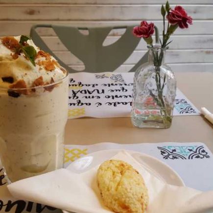 Café da tarde com um incrível batido de coco ralado e pão de queijo de tapioca